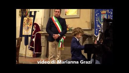 Un pianoforte in regalo per Alessandro, il "piccolo Mozart". Tutto il paese gli fa una sorpresa: il video