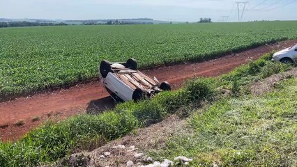 Gol capota após forte colisão na BR-163 no distrito de Sede Alvorada, em Cascavel