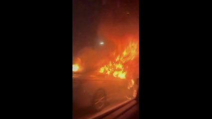 앞차 들이받은 뒤 불 난 차량 전소...다친 사람 없어 / YTN