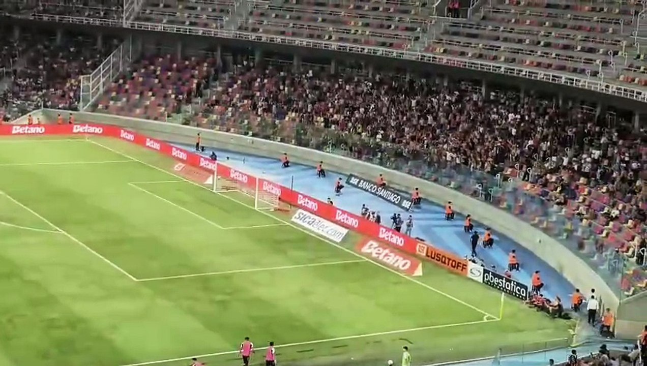 Insultos a Tapia de los hinchas de Estudiantes