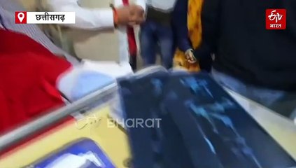 IED ब्लास्ट में जख्मी आरक्षक दुर्गा से मिले विजय शर्मा, कहा - “बस्तर में बिछी हर IED इंसान और जानवर सबके लिए मौत का जाल”