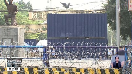 Barikada at magkakapatong na shipping containers, inilatag sa Mendiola | GMA Integrated News