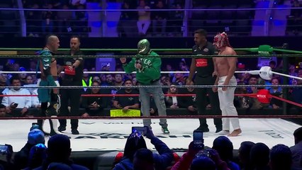 WWE AAA ALIANZAS REY MYSTERIO STEPS BETWEEN A BRAWLING DRAGON LEE AND EL HIJO DEL VIKINGO