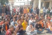 Kota: शिव परिवार की मूर्तियों को खंडित करके जला दी पोशाक, धरने पर बैठे गुस्साए लोग,