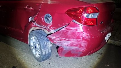 HB20 capota ao atingir Ford Ka estacionado em Cascavel