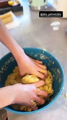 Τσιμτσιλή: Υποδέχτηκε με... γλύκα τις γιορτές! Έφτιαξε μελομακάρονα στο σπίτι με τις κόρες της