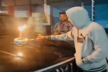 Video: बीच सडक़ कार के बोनट पर के काटकर जन्मदिन मनाने वाले BMO समेत 2 के खिलाफ हुई एफआईआर