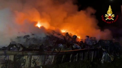 Catania, vasto incendio in un'azienda di demolizioni