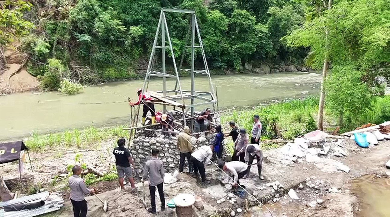 Satbrimob Polda Sulsel membantu pembangunan jembatan gantung di pelosok