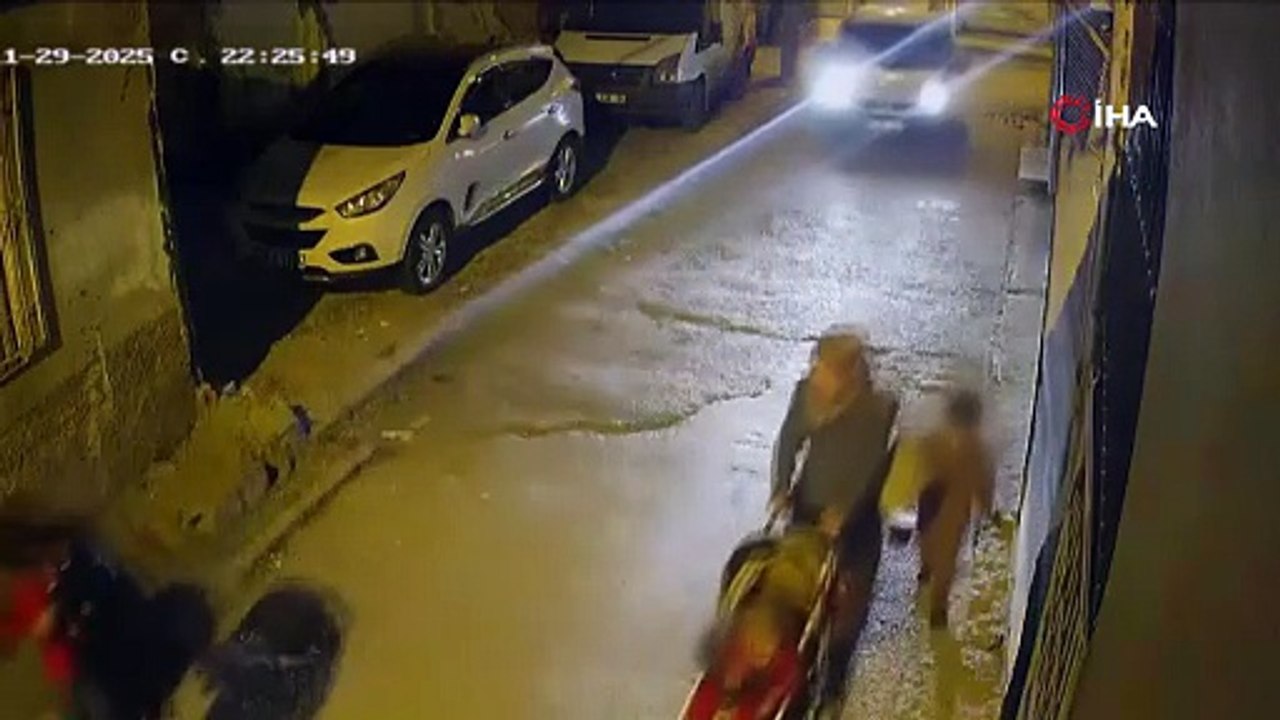 Cani adam küçük çocuğu yerden yere çarpı: O anlar kameralara yansıdı!