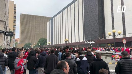 Reaparece en la previa del derbi la bandera que rompió la relación entre Sevilla y Betis