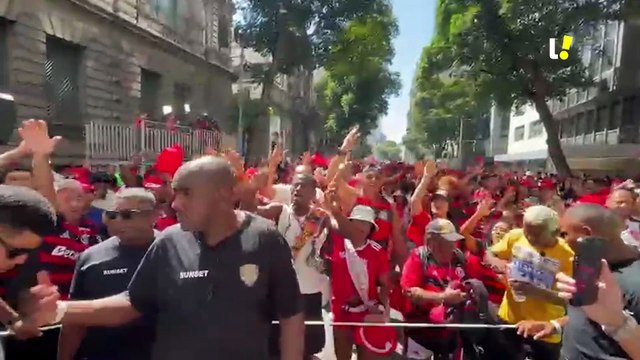 Torcedores do Flamengo começam festa no Centro do Rio à espera da delegação tetracampeã