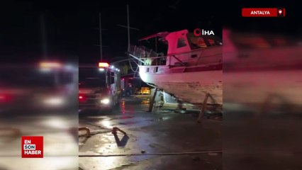 Antalya'da düşen yıldırım 3 tekneyi küle çevirdi