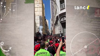 Segurança impede torcedor a participar da festa do título com fogos de artifício