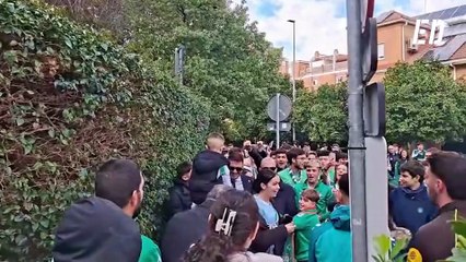 Joaquin entre la afición bética en la previa del derbi