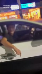 จอดรถติดไฟแดง พอไฟเขียวไม่ยอมออกตัวบีบแตรเตือนไป ถึงกับเป็นเรื่อง