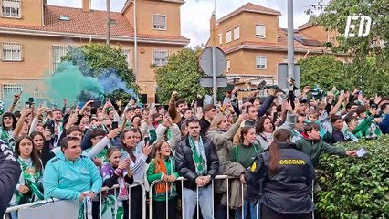 Jugadores del Betis suben al autobus dirección al derbi