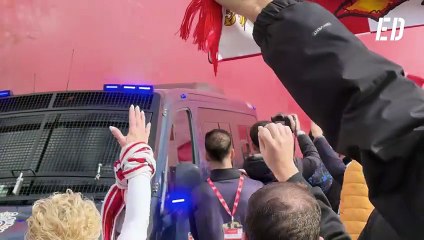 Salida del autobus del Sevilla dirección Derbi