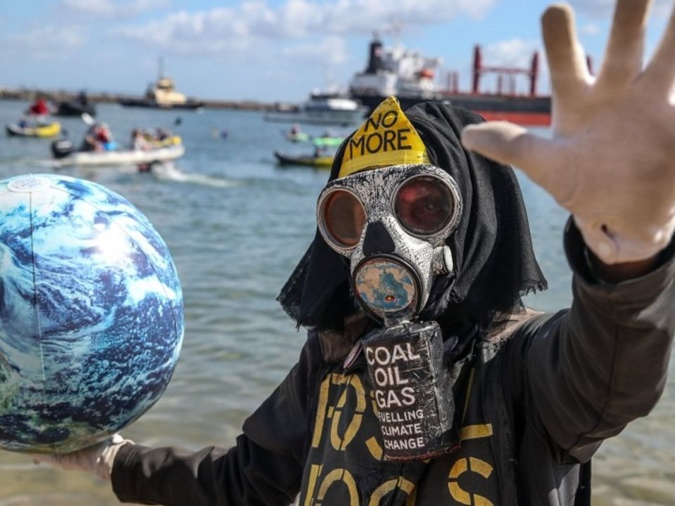 Dutzende festnahmen: klimaaktivisten blockieren australiens kohlehafen