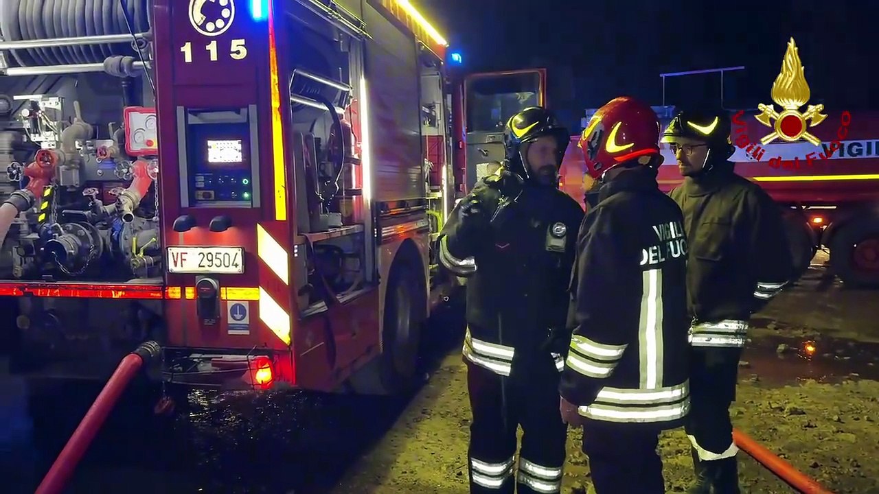 Incendio nell’azienda specializzata nel trattam...