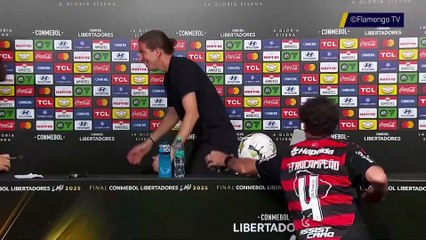 Filipe Luis fêté par ses joueurs en pleine conférence de presse