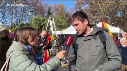La manifestación contra Sánchez a pie de calle: "Estoy aquí por la dignidad de España"