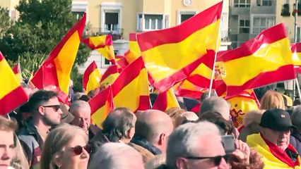 Miles de personas inundan con banderas de España la protesta del PP para pedir elecciones