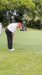 Trump sinks impressive chip shot in viral video