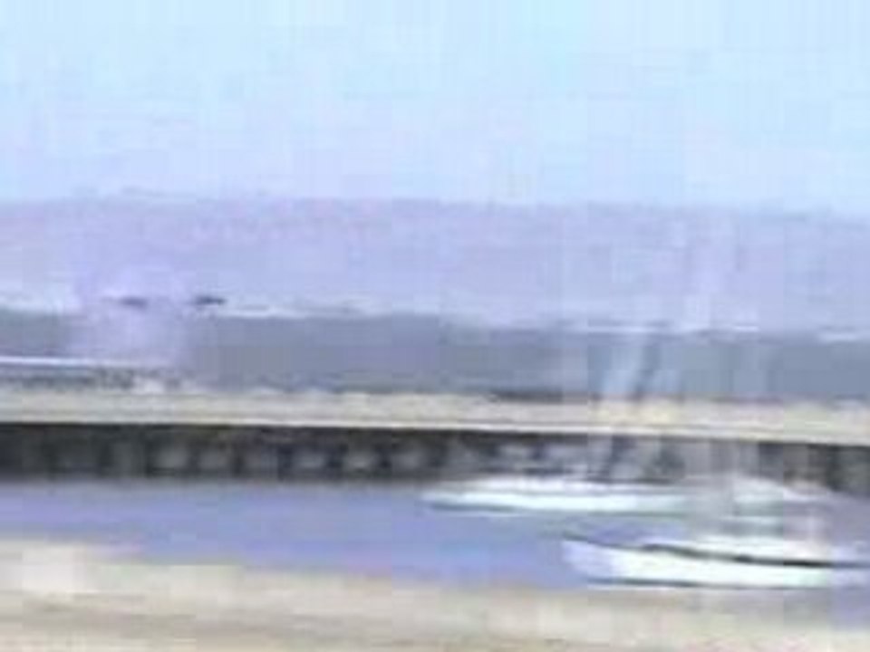 Un avion de chasse qui frôle l'eau