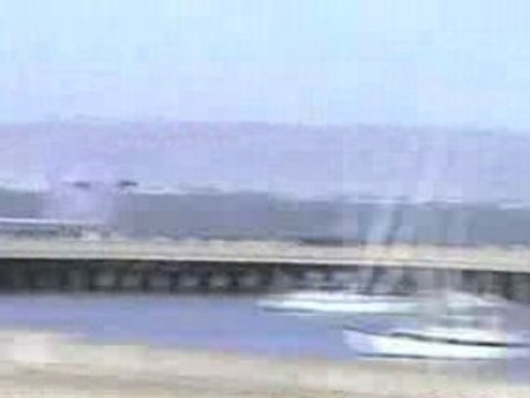 Un avion de chasse qui frôle l'eau