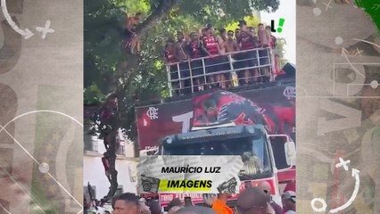 Jogadores do Flamengo provocam Palmeiras em festa do título