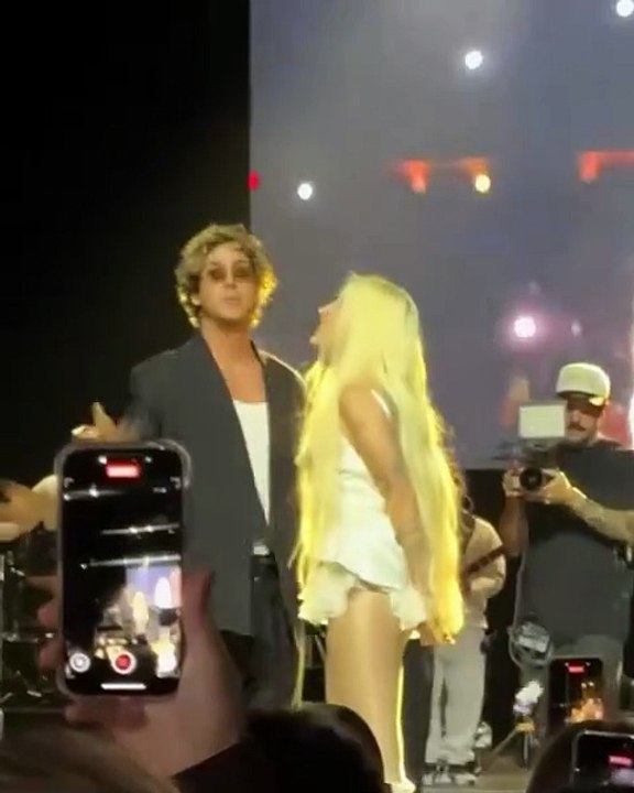 Elena Rose y Beto de Rawayana se plantan beso en la boca