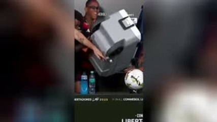 Flamengo - Felipe Luis arrosé par ses joueurs après le sacre