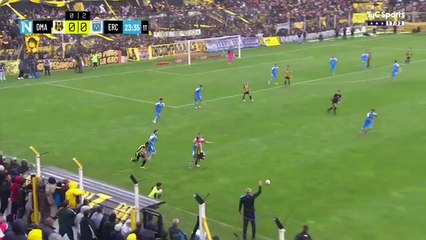 El patadón de Diego Martínez a Lucas González