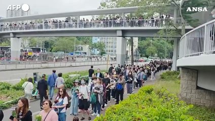 Hong Kong, in migliaia per l'omaggio alle vittime del maxi-incendio