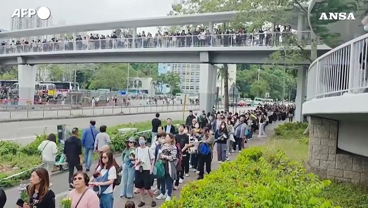 Hong Kong, in migliaia per l'omaggio alle vittime del maxi-incendio