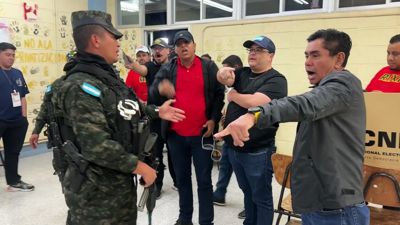 Colectivos de Libre se meten a JRV en la UNAH para sacar a observadores durante el contro de votos
