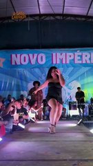Mulher samba de tornozeleira eletrônica em concurso e choca redes