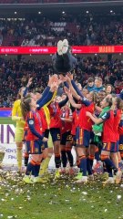 Emoción del vestuario con Sonia Bermúdez: manteo y celebración con complicidad