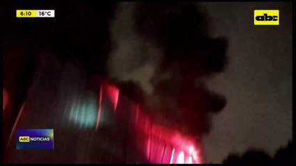 Video: Taller se incendió por completo en Villa Elisa