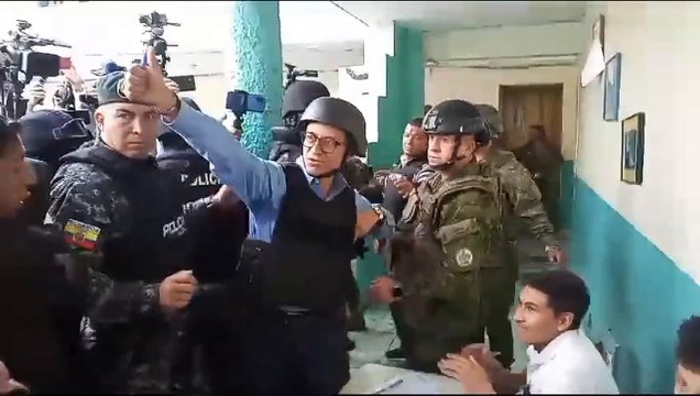 Con chaleco antibalas, casco y rodeado de policías votó el reemplazo del candidato asesinado en Ecuador