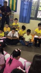 Santi Peña lee un cuento a los niños de la escuela República Federal de Alemania