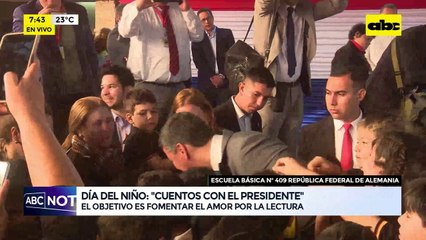 Video: Peña lee cuento a niños en su día y promete trabajar en educación