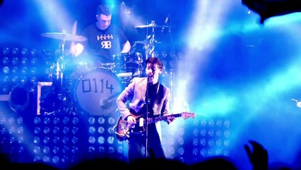 She's Thunderstorms - Arctic Monkeys (live)