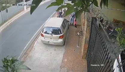 Transeúnte raya vehículo que estaba estacionado en una vereda