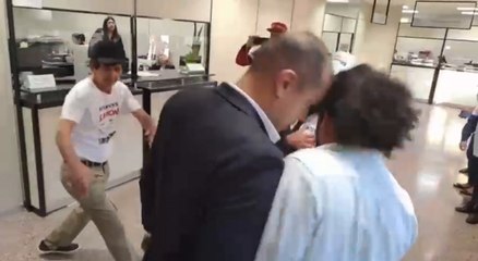 Intendente Prieto protagoniza incidente en los pasillos del Tribunal