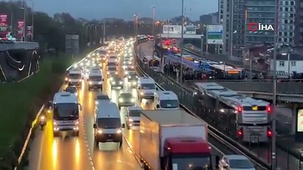 İstanbul'da hafta başı sendromu: Yağmur trafiği yüzde 80'e çıkardı