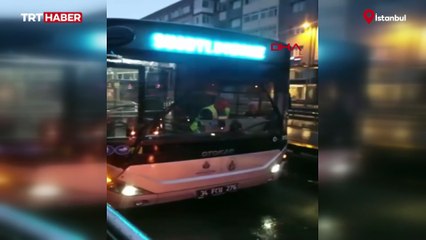 Avcılar'da metrobüs arızalandı: Duraklarda yoğunluk oluştu
