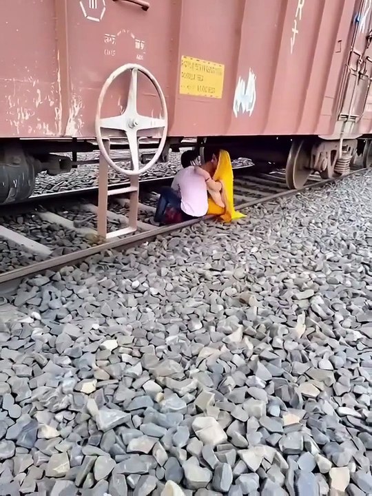 এখুনি প্রেম চাপা পড়ে অমর প্রেম হয়ে যেত।