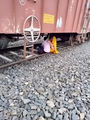 এখুনি প্রেম চাপা পড়ে অমর প্রেম হয়ে যেত।